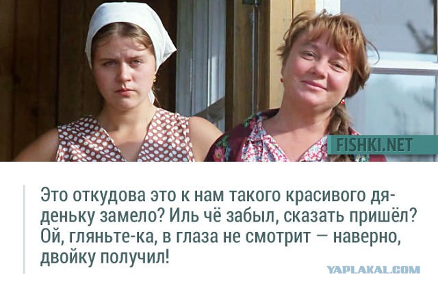 Тётка эмоционально отчитывает парней