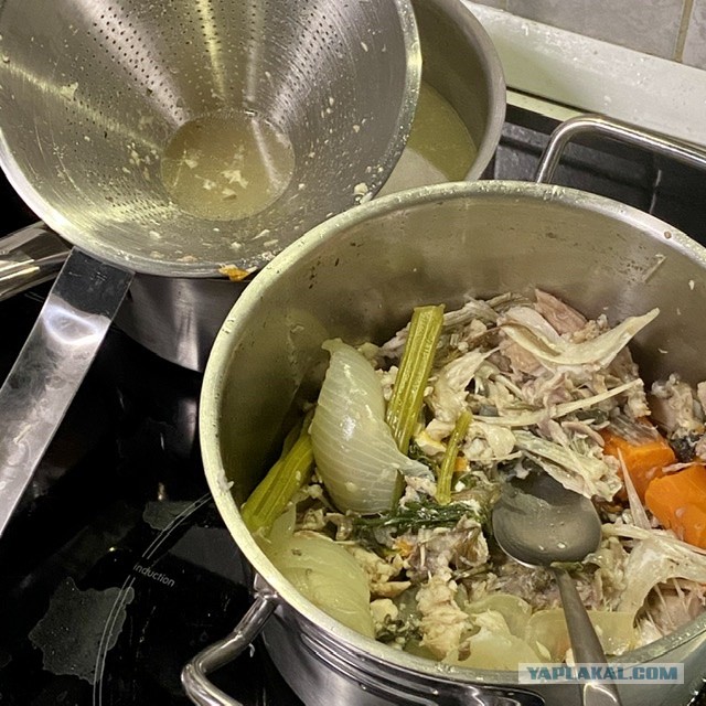 Рыбный чаудер с картофелем, кукурузой и хрустящим беконом.