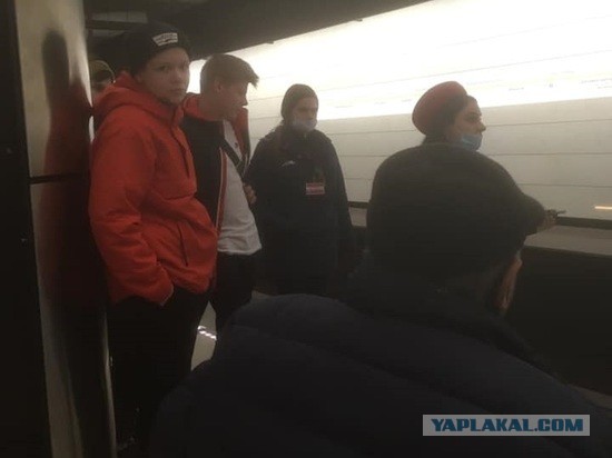 В Москве упавшего на пути метро мужчину вытянули прямо перед приближающимся поездом