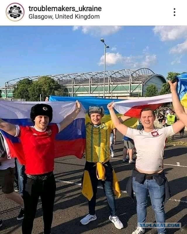 Болельщику с флагом России порвали футболку на трибуне с украинскими фанатами на матче Евро-2020