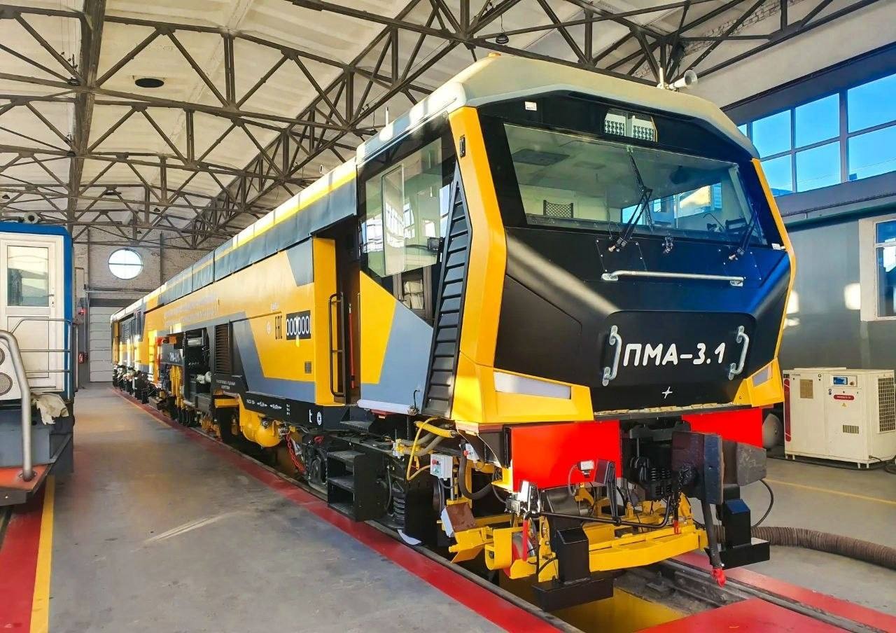 Новая путевая машина ПМА-3 вышла на заводские тесты в Калуге.