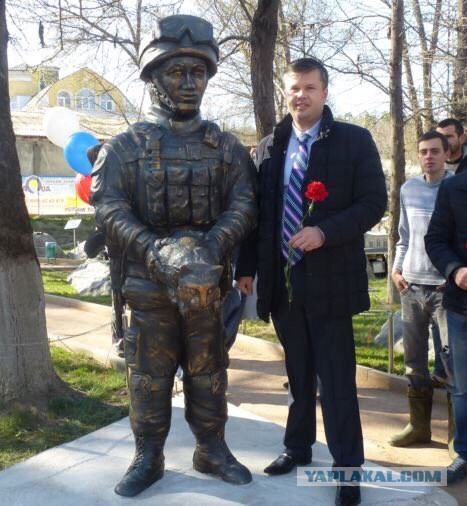 В Крыму открыли памятник "вежливым людям"