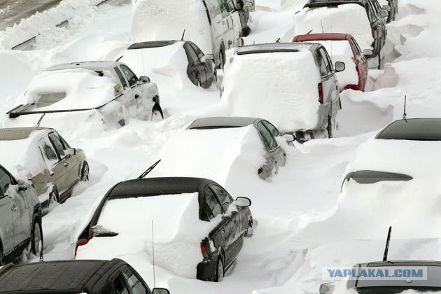 В снегу иногда можно потерять автомобиль