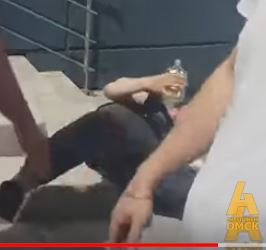 Водитель в Омске пил прямо за рулем