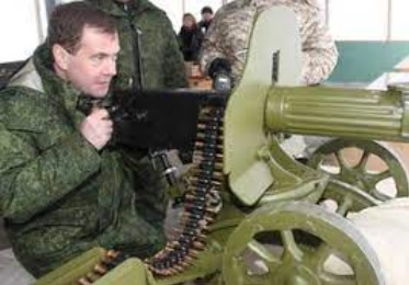 Медведев посочувствовал Франции из-за переноса визита Макрона в Киев и назвал его трусом