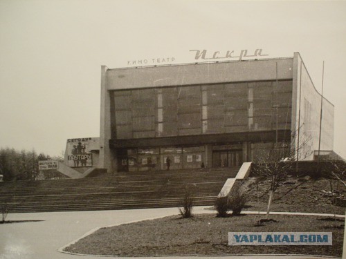 Один старый кинотеатр.