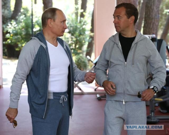 Назарбаев носит отечественный костюм за 45000 тг.