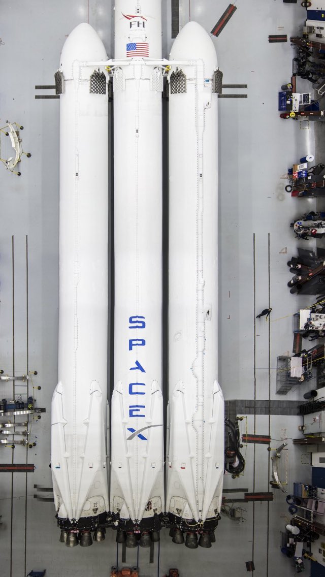 Будущее наступает. Илон Маск показал почти собранную ракету-носитель Falcon Heavy