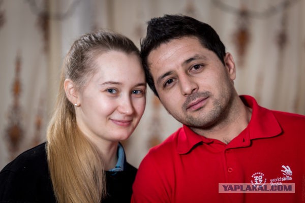 Много людей собралось, а прыгать в реку никто не хотел