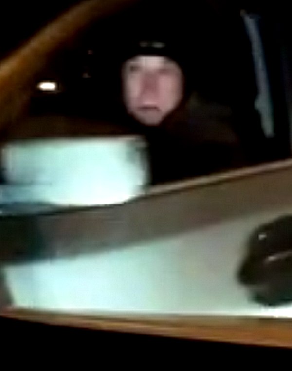 «Ты чо, мразь @баная!»: В Омске мужчина угрожал пистолетом не пропустившему его водителю
