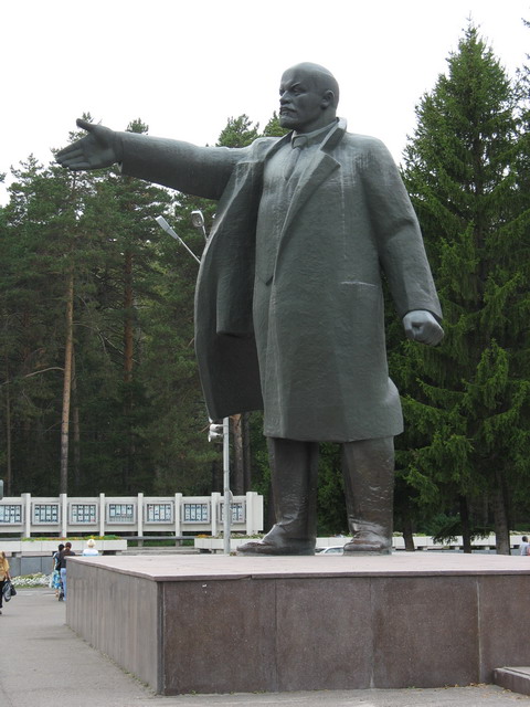 Гигантская голова Ленина
