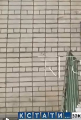 Общий козырёк подъезда в частный балкон решил превратить житель Советского района