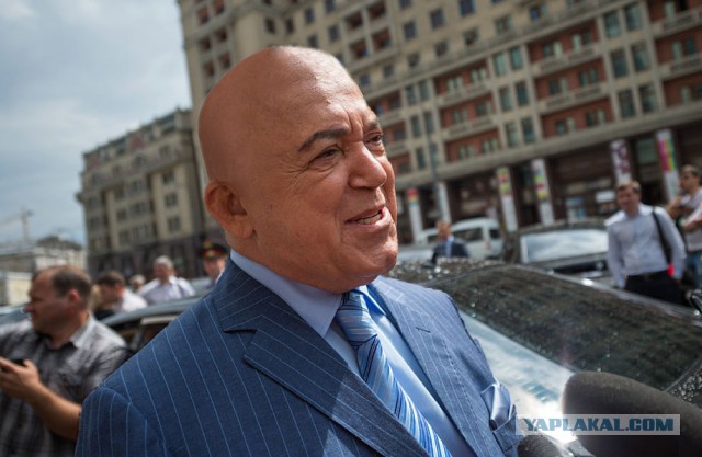 У него наверняка дырочка в голове...