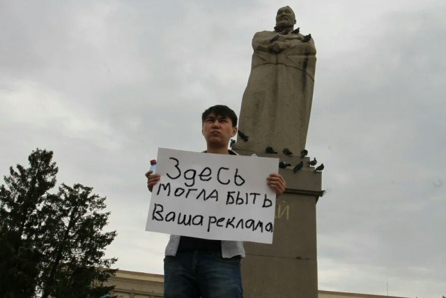 Житель Уральска вышел на площадь с пустым плакатом — его задержала полиция