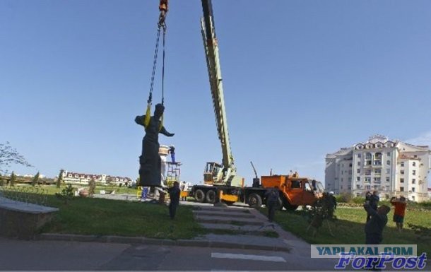 В Харькове сегодня скинули памятник Жукову
