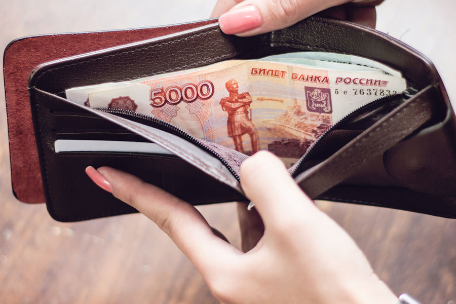 Средний класс в России зарабатывает 75 тысяч рублей в месяц, при этом ежемесячные расходы их семей достигают 83 тысяч
