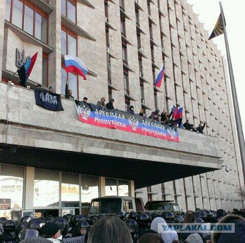 Митингующие штурмом взяли СБУ в Луганске