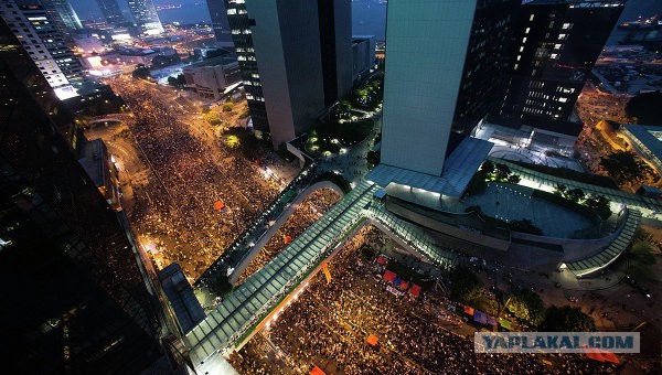 Взрослые китайцы разогнали митинг в Гонконге