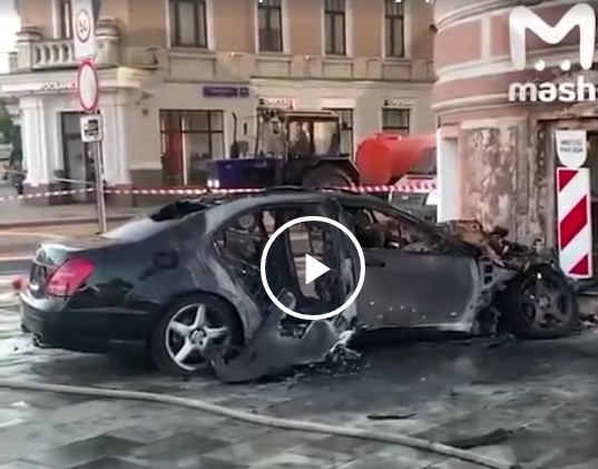 Водитель Mercedes не справился с управлением и влетел в стену жилого дома на Зубовском бульваре в центре Москвы.