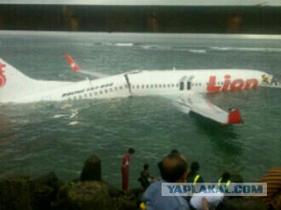 Чудо на Бали: самолет со 172 пассажирами рухнул в