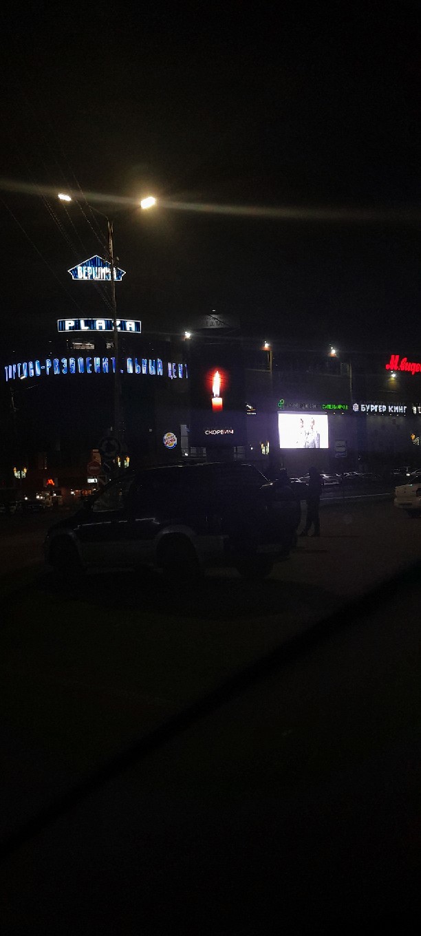 В аэропорту Кольцово в Екатеринбурге на билбордах вместо рекламы изображена свеча памяти
