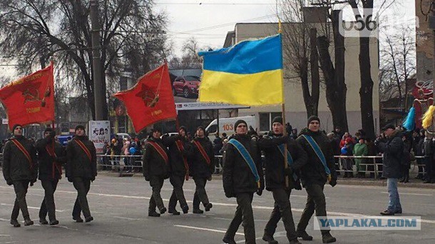 В Кривом Роге нацгвардейцы вышли на парад с советскими флагами