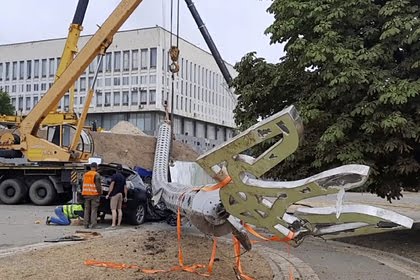 В Киеве начались работы по демонтажу герба СССР на монументе «Родина-мать»