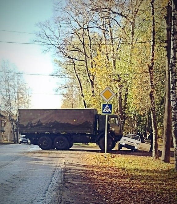 Местные предлагают этот перекресток окропить святой водой - очень часто там бьются