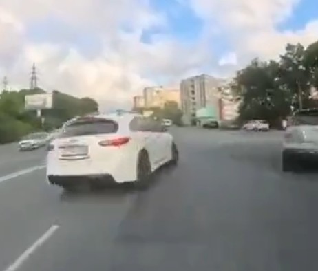 Неожиданно что-то прилетело в бочину