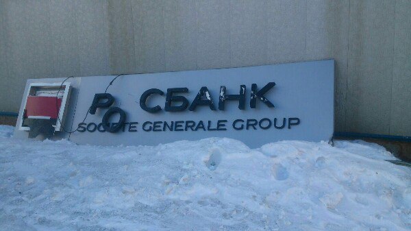 В Красноярском крае сильный ветер сорвал крышу с пятиэтажки