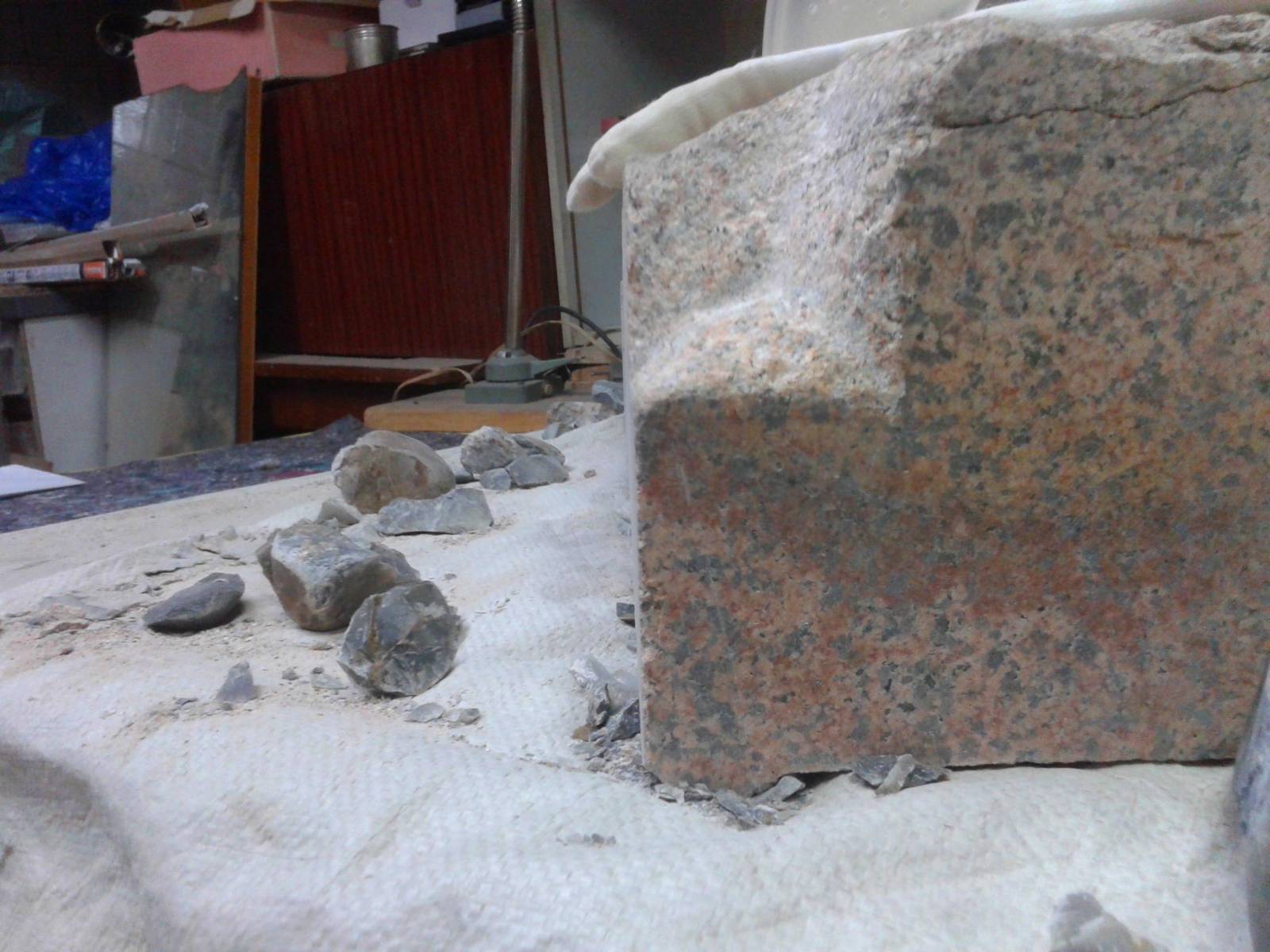 Где можно увидеть на поверхности древний кристаллический фундамент из гранита