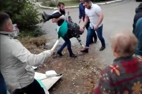 Кавказцы раскидывают бабушек