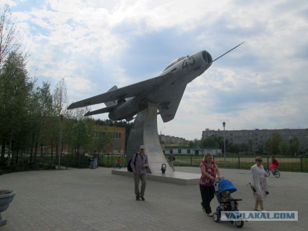 Самолет во дворе