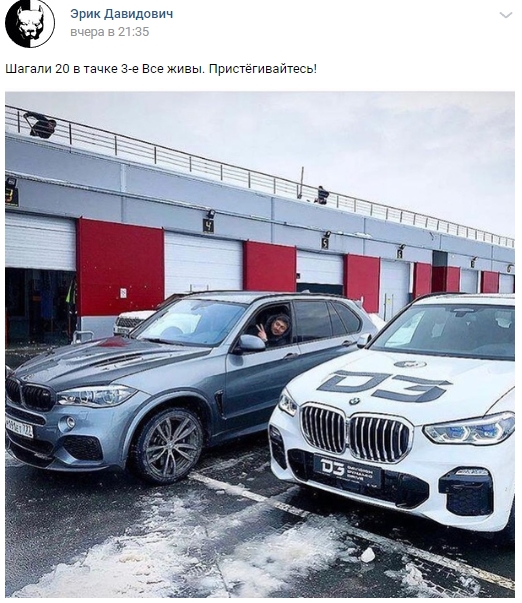 В центре Казани BMW снес десятки метров ограждений и столбы, машина полностью разбита