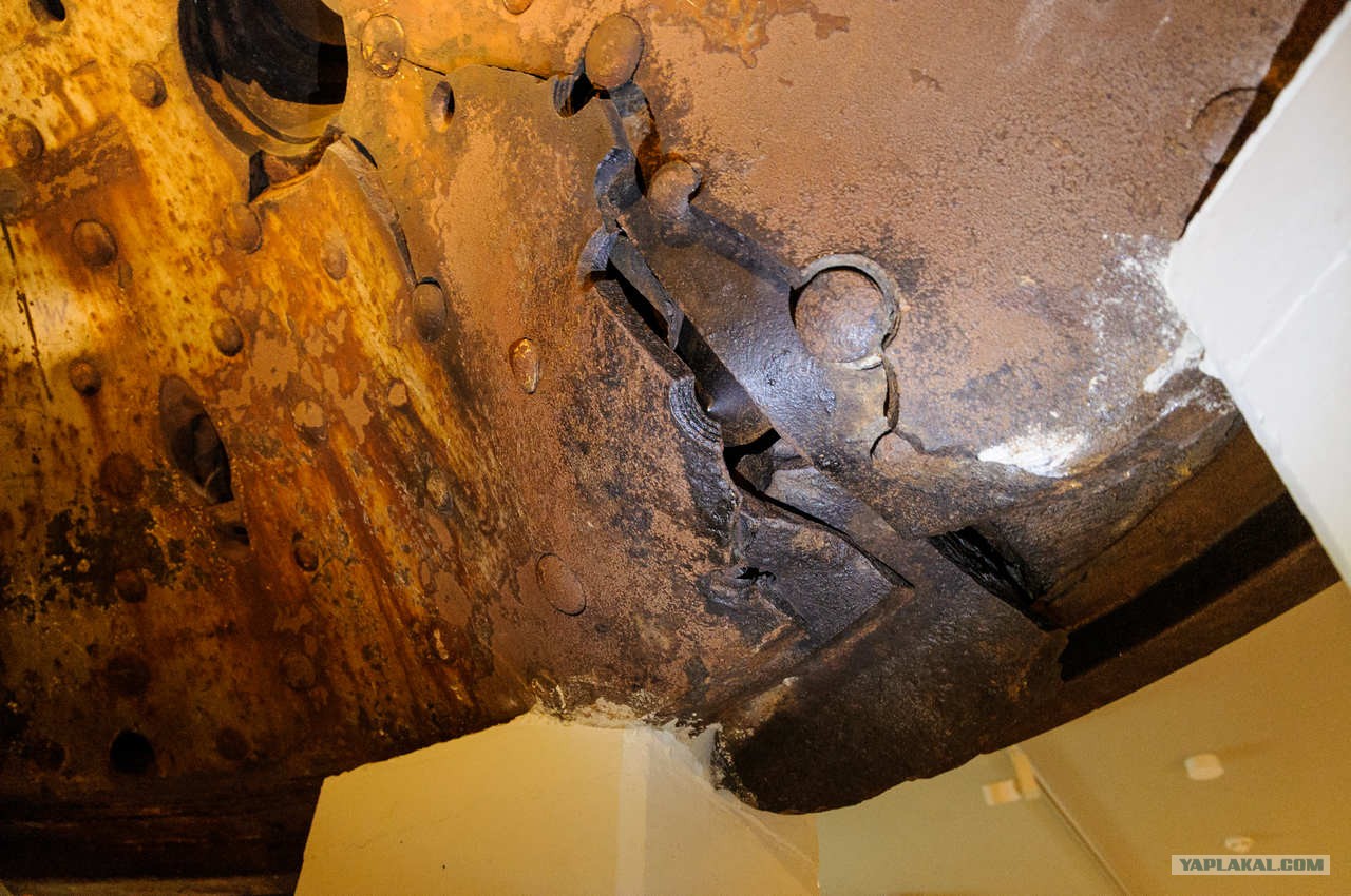 Пулевое отверстие. Пулевое отверстие в металле 5. 4. Но и пробить ее не. Но и пробить ее не.