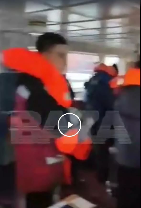 Волны разрубили напополам танкер "Волгонефть-212" возле берегов Керчи