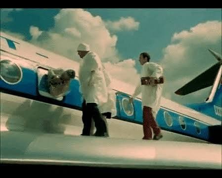 В самолете Ryanair пассажира чуть не вытянуло через разбитый иллюминатор