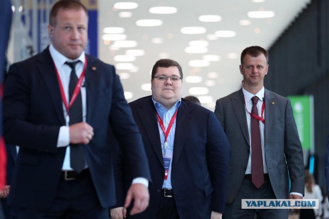 Сын Никаса Сафронова застрял попой в унитазе на борту самолета