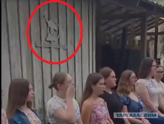Девочек и молодых женщин учат садиться так, чтобы это выглядело пристойно.