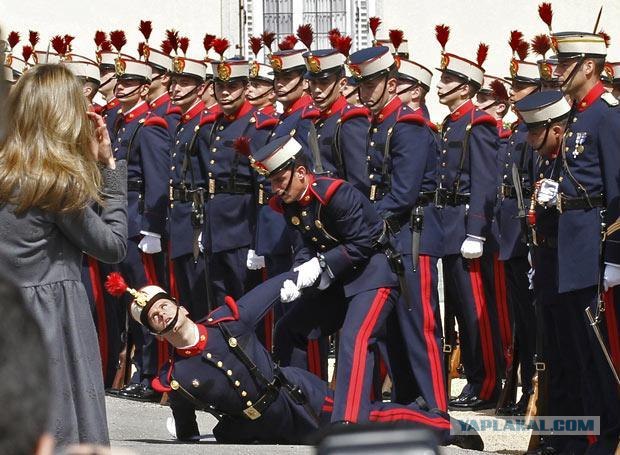 Упал на параде