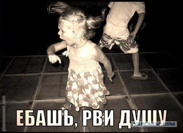 Ребятишки поют Катюшу.