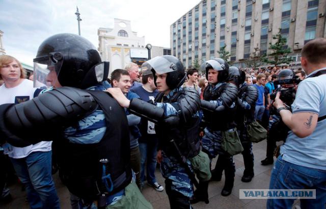 Навального задержали в подъезде его дома в Москве