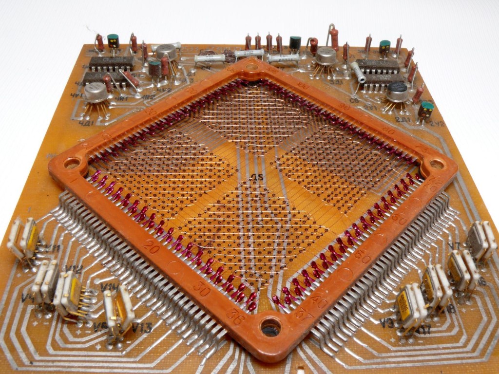 Микросхемы запоминающих устройств. Оперативная память на ферритовых кольцах. Ферритовая память на магнитных сердечниках. Память ЭВМ на ферритовых сердечниках. Модуль памяти на ферритовых сердечниках.