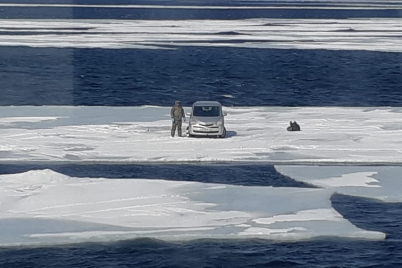 Я плыву на льдине на своей машине))) 