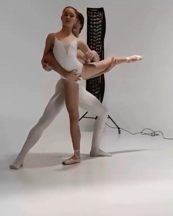 Был в балете: мужики девок лапают...