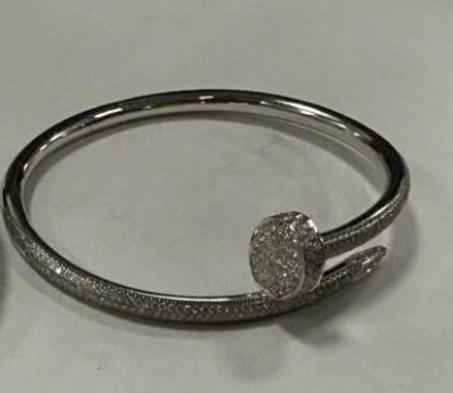 Мужчина пытался ради девушки провезти в багаже 2 браслета Cartier за 2,4 млн рублей, но был остановлен на таможне в аэропорту Домодедово