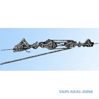 Парниша закукожил две деревяшки