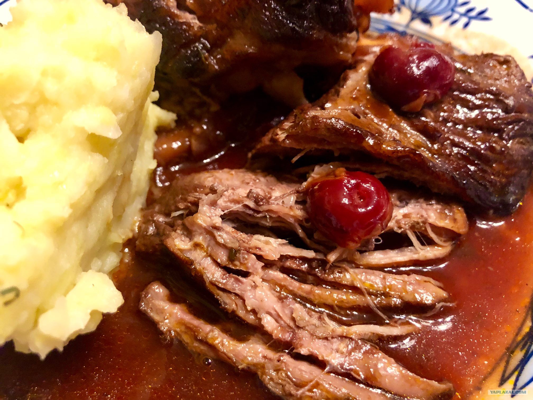 Свиные ребрышки с картофельным пюре. Рёбрышки говяжьи. Рёбра свиные с картошкой пюре. Как красиво подать свиные ребра с картофельным пюре. Блюдо из ребер говядины.
