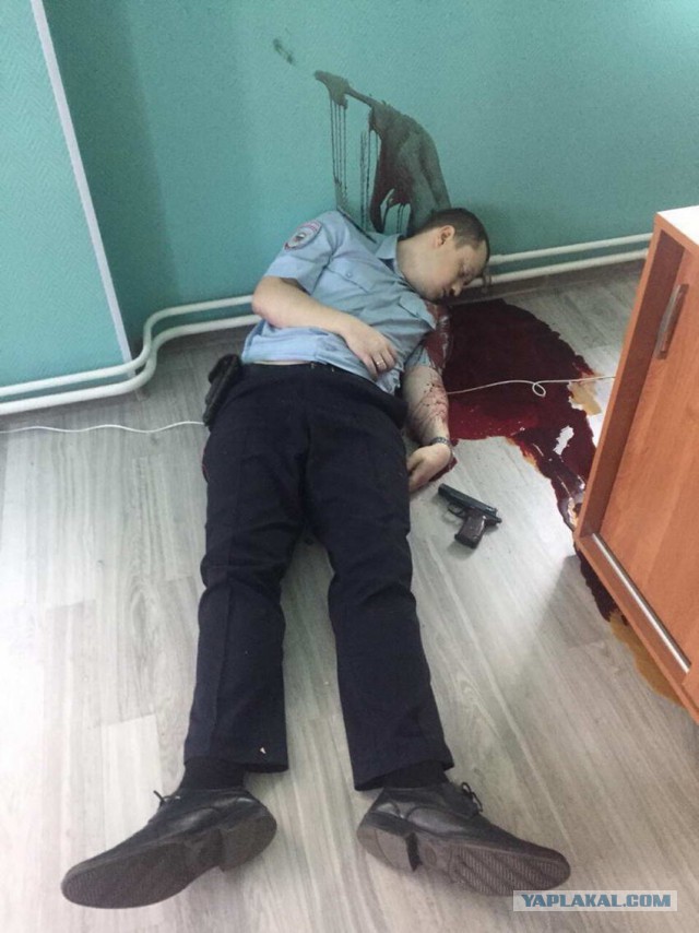 «Начальство – пи***асы»: Очередной полицейский покончил с собой на рабочем месте
