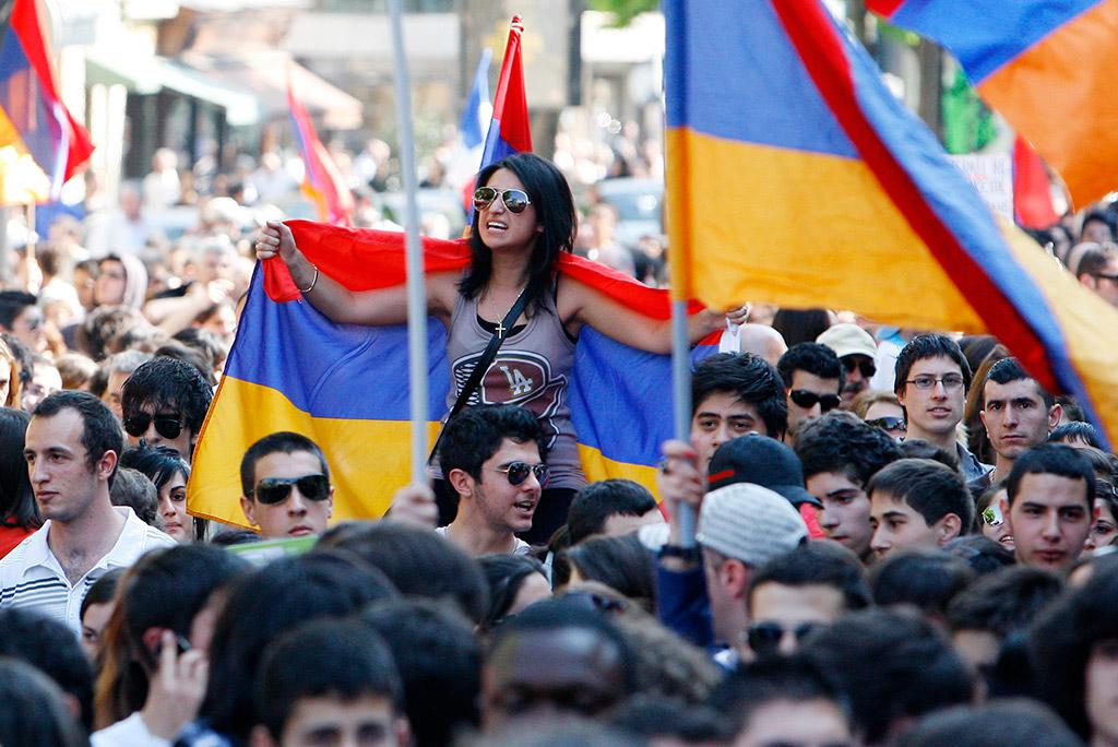 Власти Армении ограничили выезд мужчин из страны - ЯПлакалъ 